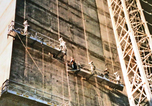 A new glass curtain wall is installed for Wynn Las Vegas using Elevator, LLC’s double-tier platforms.